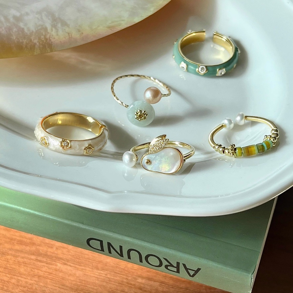 Pearl enamel ring, a female Hepburn style Internet celebrity bestseller, a light luxury and niche design for women, a high-end and trendy index ring details Picture