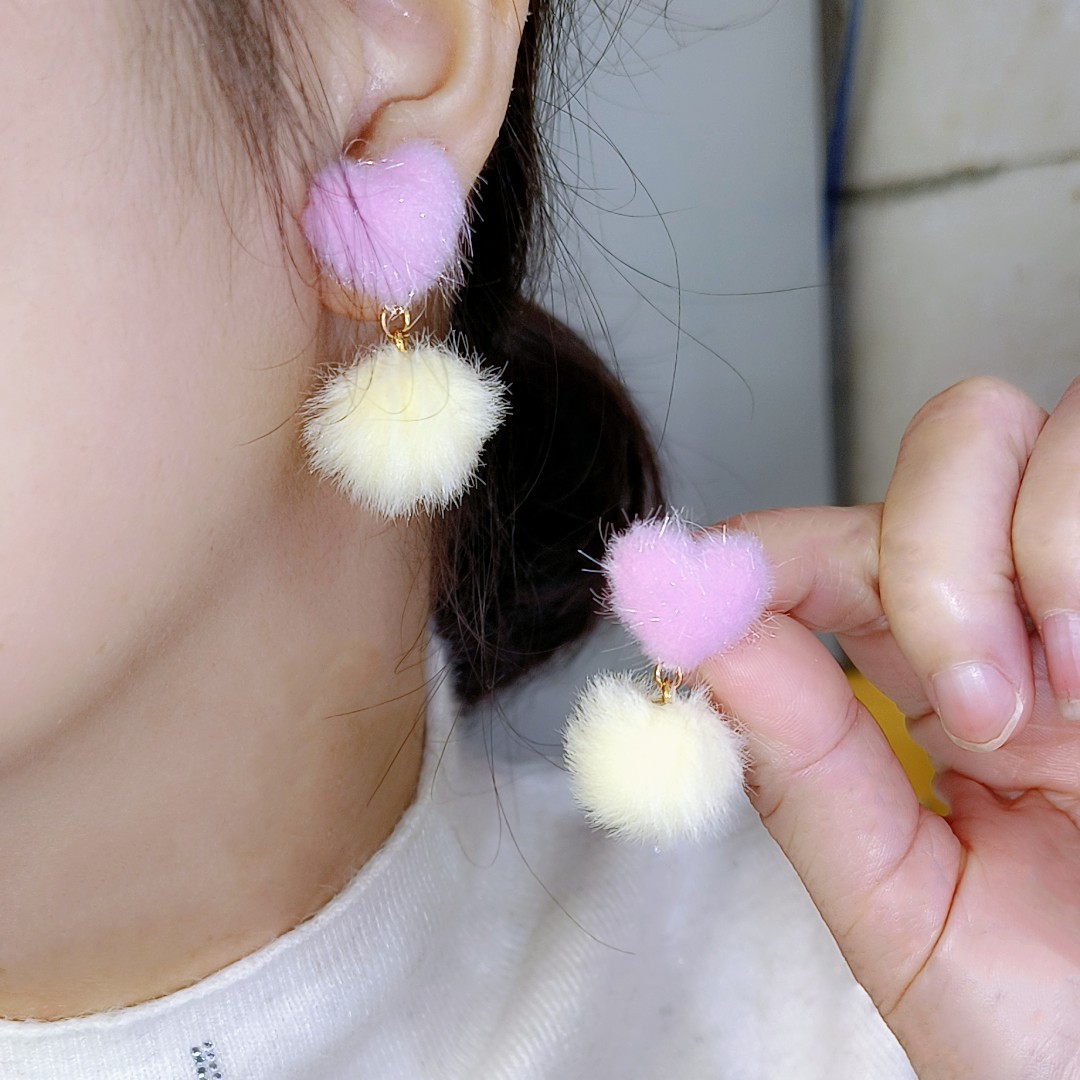 The fluffy color-blocking stud earrings are a bestseller for women in the autumn and winter of 2025. They are sweet and versatile, high-end and fashionable earrings Specification drawing