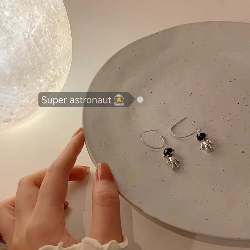 Unique and versatile, sweet and cool, trendy astronaut earrings, asymmetrical stud earrings, ins design sense, fashionable and niche earrings Specification drawing