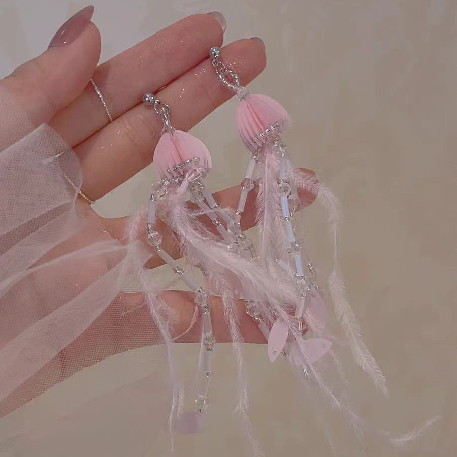 "Heart fluttering here!" Colorful jellyfish feather stud earrings, sequined tassel plush long earrings, vacation-style earrings Specification drawing