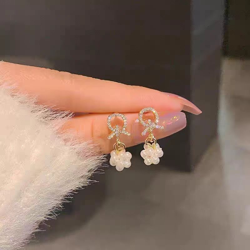 French Shi family pearl stud earrings for women, a high-end and niche 2025 new type of earrings, with a cold and cool style, forest-themed earrings details Picture