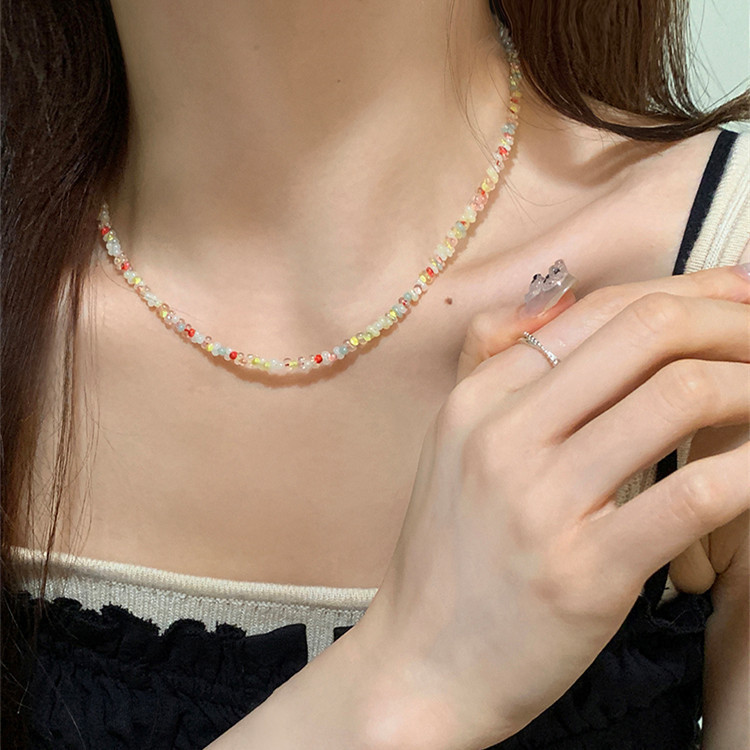 The dopamine-colored rice bead necklace exudes a sweet and girlish charm. The collarbone chain is a niche, sweet and cool style, fashionable and versatile necklace Specification drawing