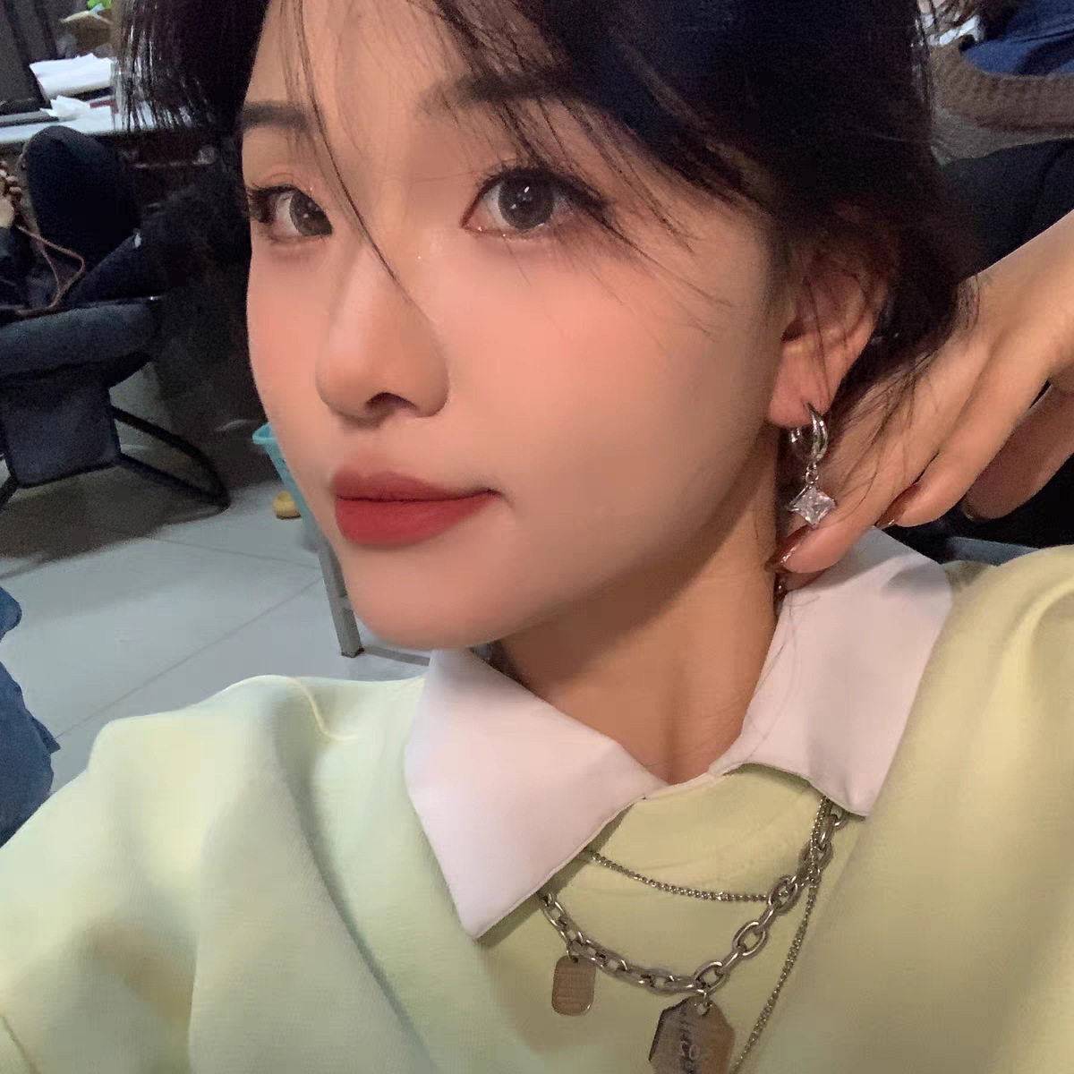 The standard accessory for hot girls is the niche ear rings, super sparkling earrings, and the new trendy ear studs from 2025. It's a niche design of earrings for women details Picture