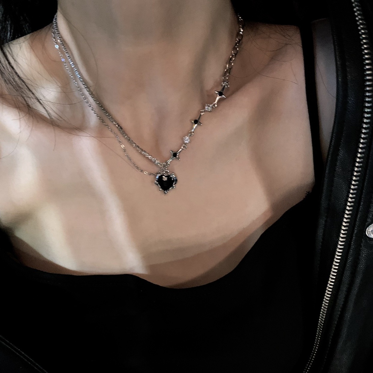 A must-have for hot girls! Versatile and personalized! The black titanium steel necklace exudes a noble and elegant charm. The collarbone chain is feminine and does not fade Application Scenario