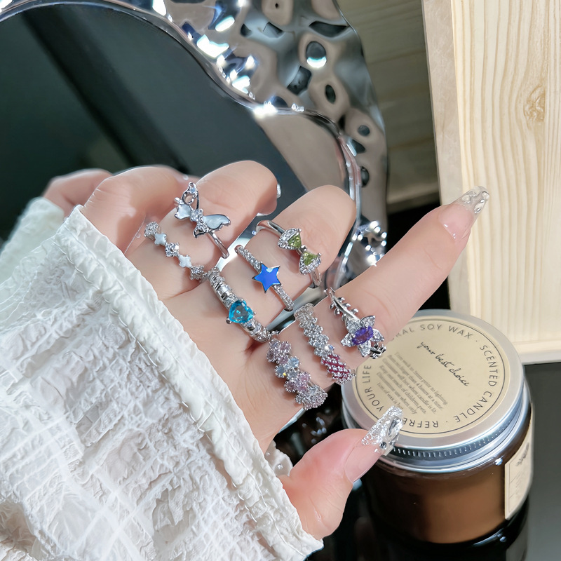 The new minimalist and fresh color series butterfly heart sweet and cool geometric open ring is a delicate and elegant ring for women Application Scenario