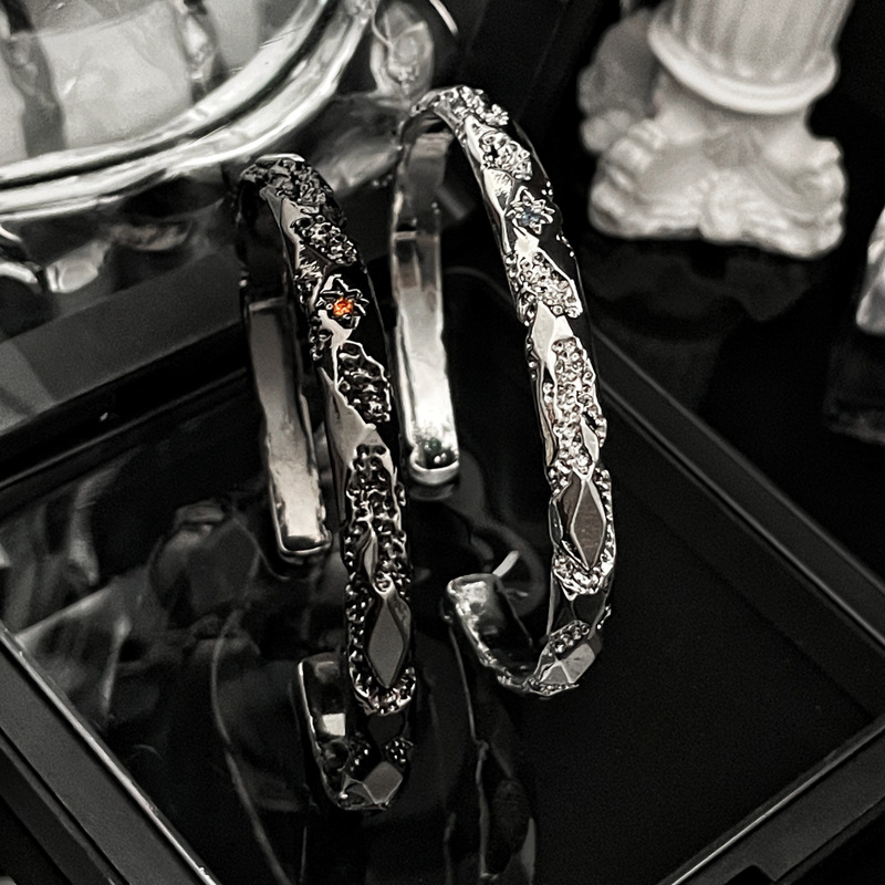 Simple texture, individualistic, trendy and androgynous style bracelet, women's fashion, hip-hop, hot girl, high-end and niche design bracelet accessory full figure