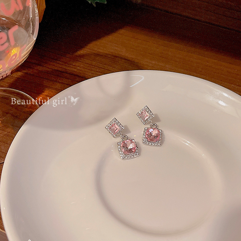 Super shiny and exquisite pink zircon square stud earrings for women, a light luxury and niche design, high-end earrings, fashionable and retro earrings Application Scenario