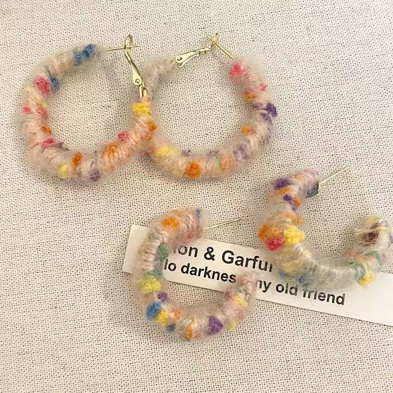 The new autumn and winter collection of wrapped colored woolen ear loops exudes a feminine charm, a niche and high-end look, and is fashionable and versatile full figure