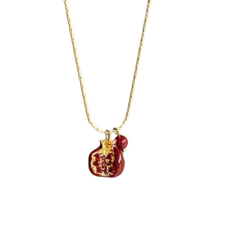 Pomegranate red retro versatile niche pomegranate pearl pendant necklace, elegant spring and summer collarbone chain on Instagram Item Picture