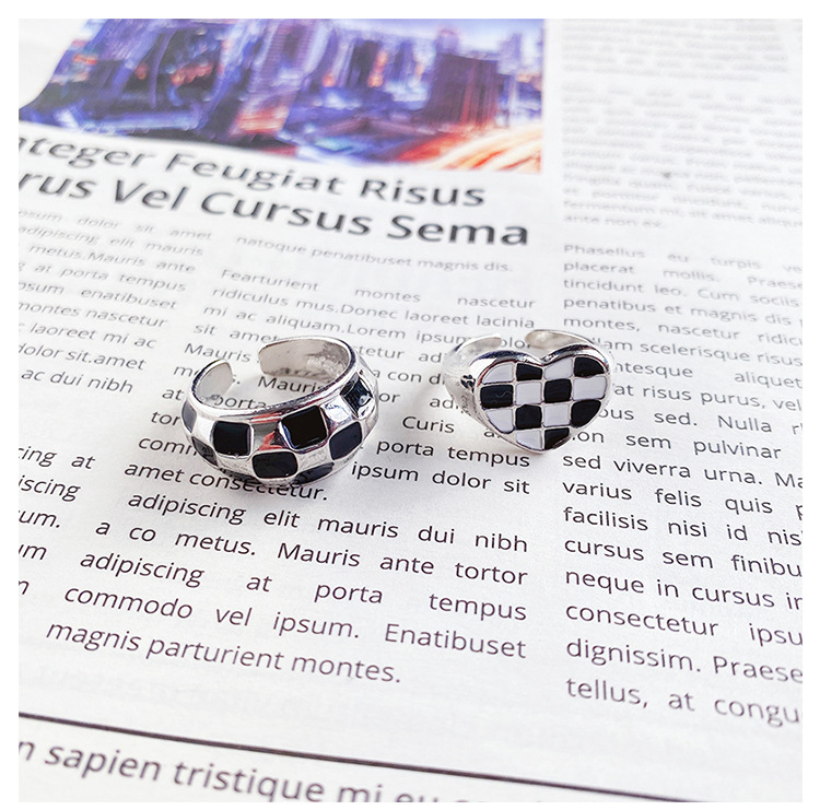 The heart-shaped black and white checkered open-top ring for women on Instagram features a cold, luxurious, and niche design. It's a fashionable and personalized ring trend Application Scenario