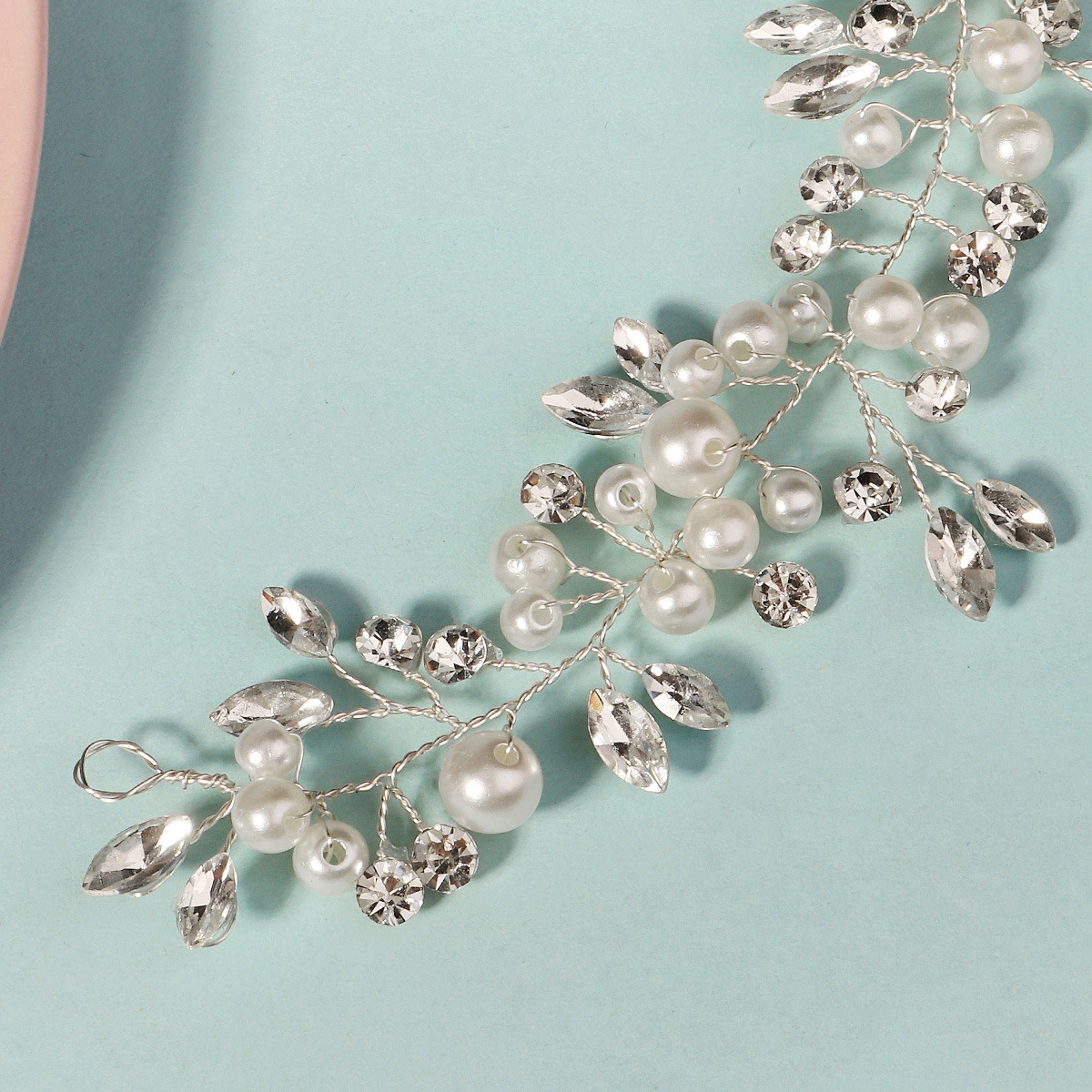 New Chinese-style Xiuhe ancient-style headband, ins style, versatile and beautiful handcrafted hair accessory, pearl crystal hair band, water diamond jewelry Application Scenario