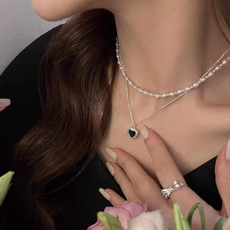 A new double-layer black heart-shaped pearl necklace from South Korea, detachable, retro Hong Kong-style fashionable neckchain and collarbone chain details Picture