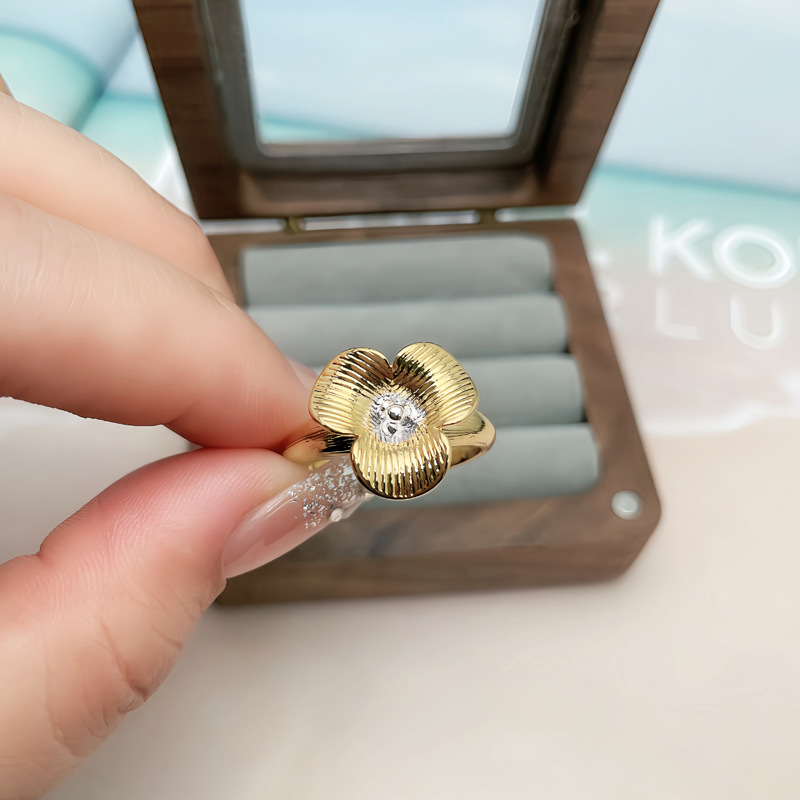 The new Chinese-style retro brushed flower ring for women features a light luxury, exquisite and cold design with a high-end feel, highlighting the white petal ring Specification drawing