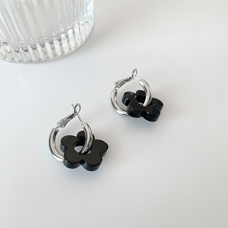 The black flower ear rings of the same style as Ou Yangna's earrings are sweet, cool, and girlish, with a cold and unique design sense. They are versatile earrings details Picture