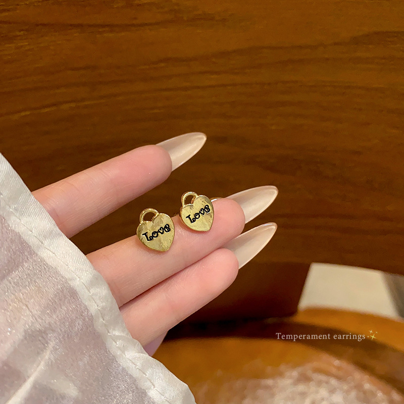 The frosted letter stud earrings from Dongdaemun, South Korea, are simple and fashionable metal heart-shaped earrings with a versatile design full figure
