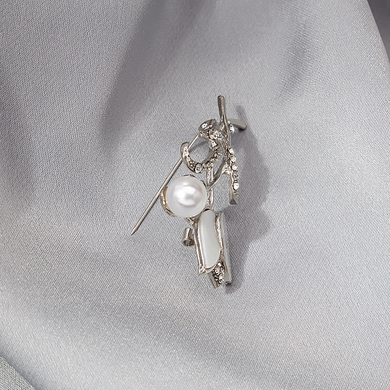 New copper micro-inlaid zircon corsage, natural shell tulip brooch, suit corsage pin, clothing accessory and jewelry Application Scenario