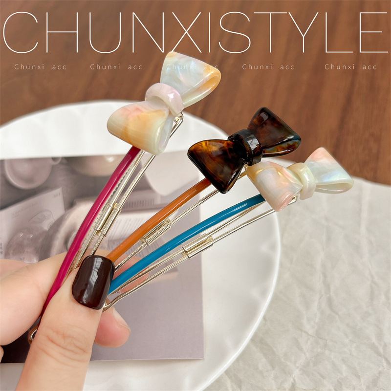 A beautiful and high-end hairpin, a cute one-line hair clip at the back of a woman's head, 2024 new style clip headwear Application Scenario