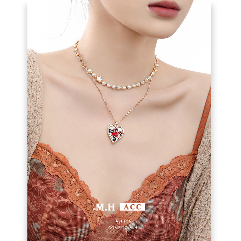 This retro European and American light luxury red butterfly heart necklace is versatile, with a niche and high-end feel. It is a collarbone chain pendant full figure