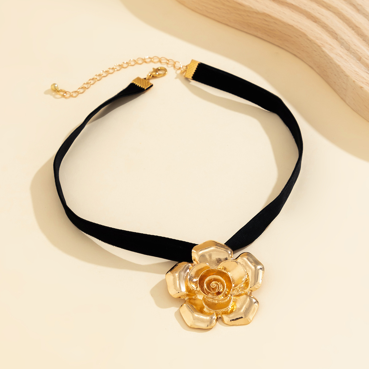 European and American cross-border ethnic style retro flower accessory necklace, women 's unique and versatile collar, velvet floral necklace Application Scenario