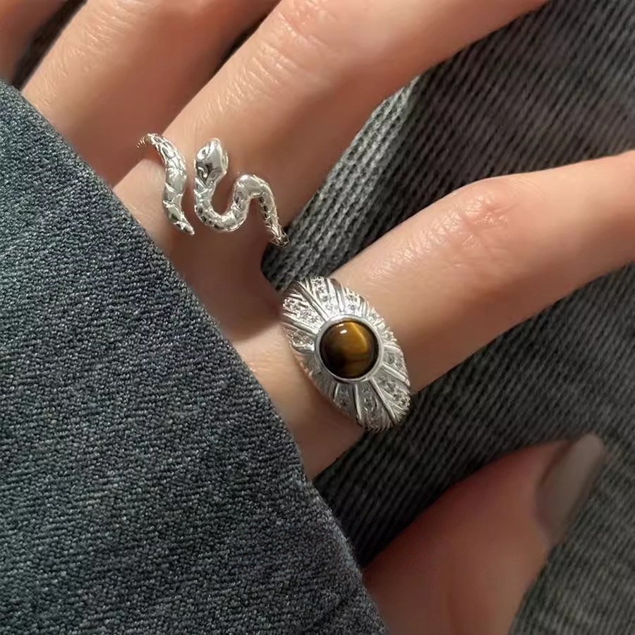The tiger crystal small spirit snake ring is a niche design for women, exuding a sense of high-end sophistication. It is a retro and elegant open-top ring trend details Picture