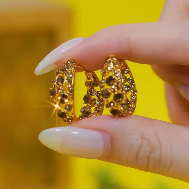 Sparkling Zircon ear loops and ear rings feature an ins trendy, high-end, niche and light luxury design. These earrings are unique, cross-border and fashionable Application Scenario