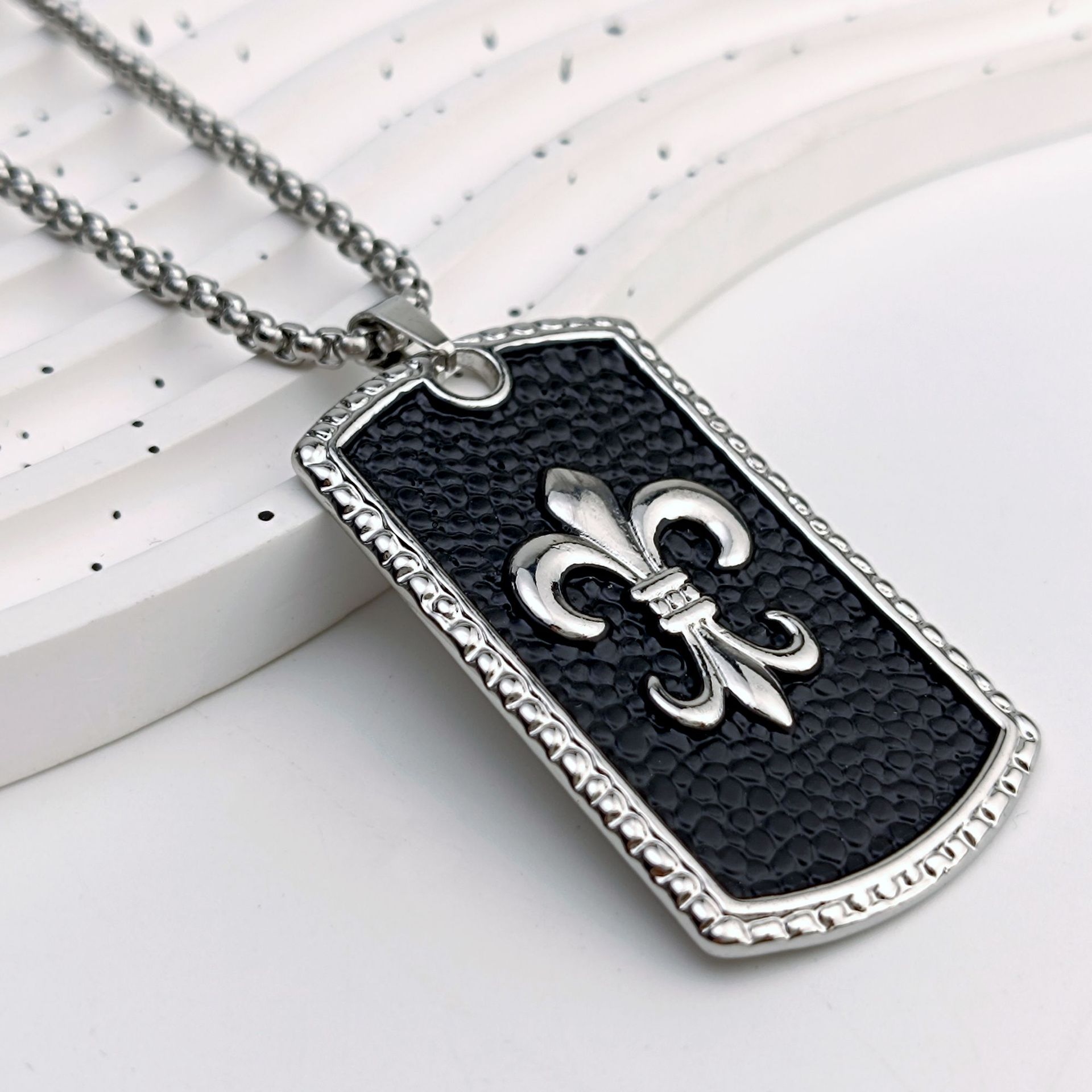 European and American fashion, non-fading, personalized military brand necklace, women's hiphop, simple and personalized hoodie, sweater chain, pendant accessory Application Scenario