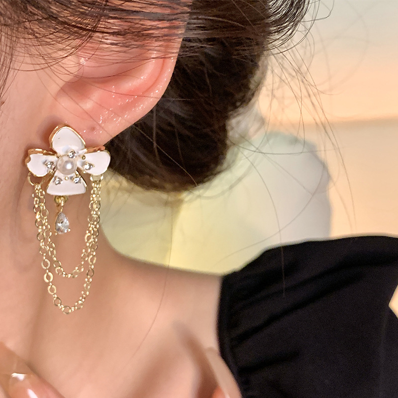 S925 Silver Needle Pearl Flower Tassel Earrings for women, a light luxury and high-end look, versatile and exquisite zircon stud earrings, a stylish and elegant accessory Application Scenario
