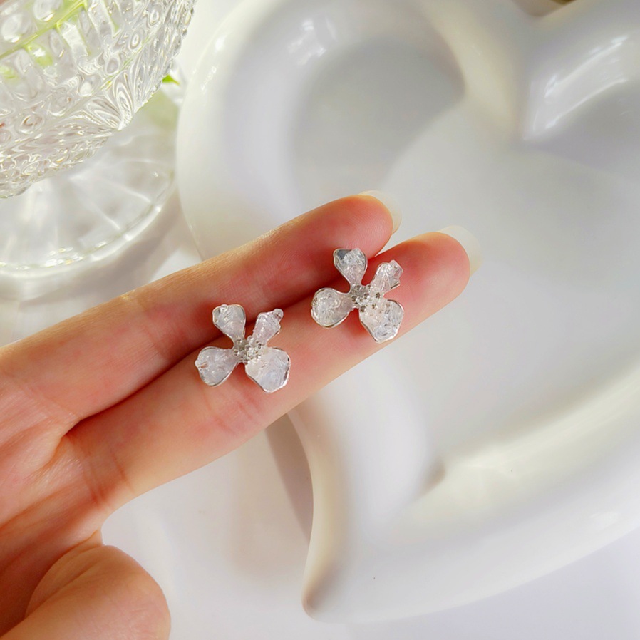 The new spring and summer gradient pink crystal flower stud earrings exude a feminine charm, are sweet and versatile, and feature a unique, light luxury and high-end design details Picture