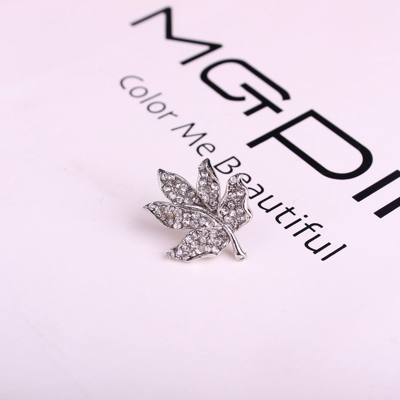 Z18 Yiwu Factory Direct sales of new Korean fashion and versatile full diamond maple leaf crystal brooches and brooches wholesale Item Picture
