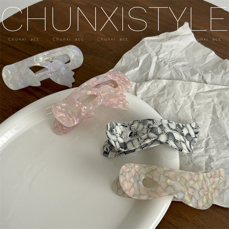 The 2023 new style of color-changing gradient acetate hair clip for women's back head, duckbill-shaped hair clip, hairpin, and high-end headwear Application Scenario