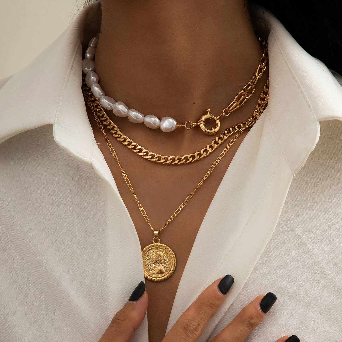 European and American cross-border jewelry, elegant little Chanel style, irregular-shaped pearl imitation necklace, women's retro and simple portrait pendant necklace full figure