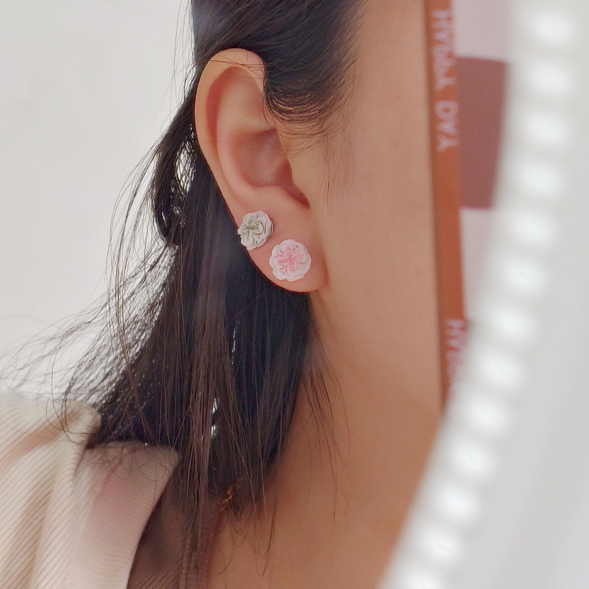 The flowers are in full bloom in the height of summer ~ A sweet and elegant forest-themed girl with flower stud earrings, a trendy and versatile small and exquisite earpiece for a girl on Instagram Specification drawing