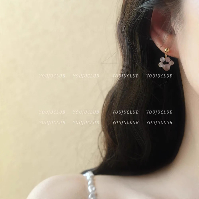 French gentle pinkish-purple stud earrings, a popular female bestseller, light luxury, simple and retro style, handcrafted cat paw earrings, versatile earrings details Picture