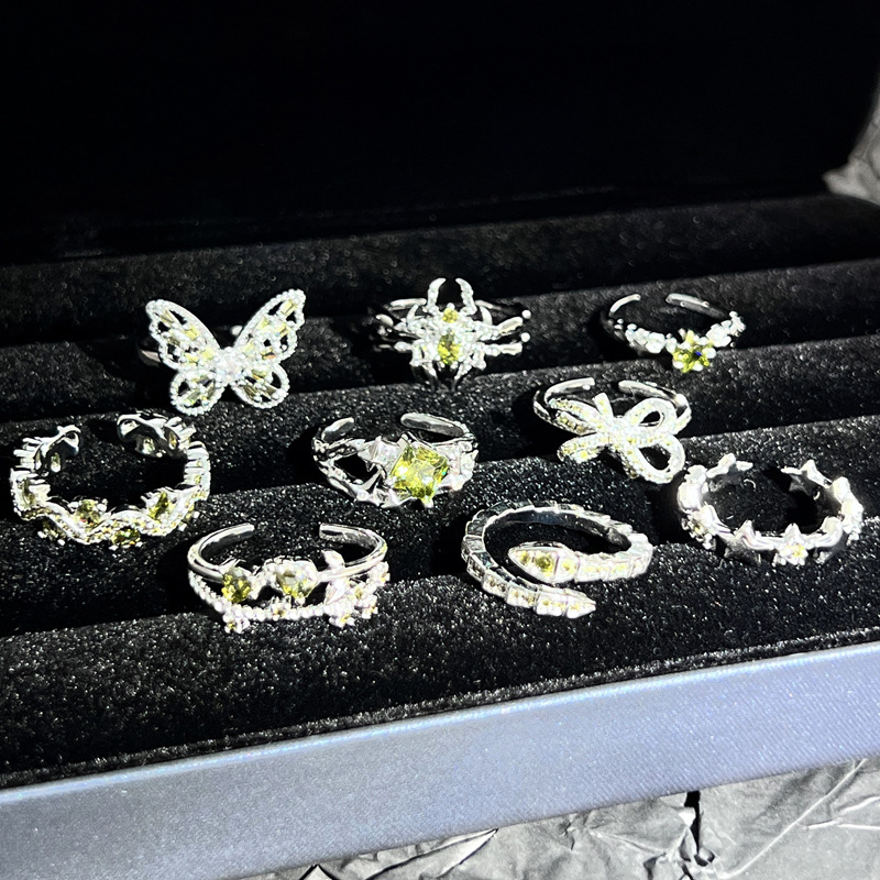 A new minimalist olive green diamond bow ring for women with a geometric irregular star-shaped design, exuding a sense of light luxury and sophistication Application Scenario