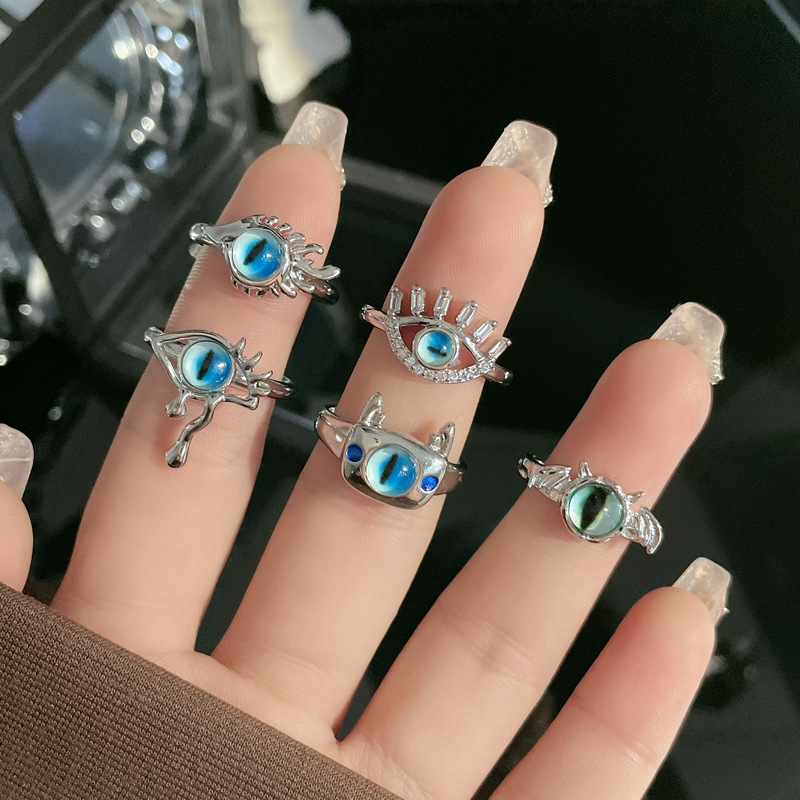 Devil's Eye Open Ring, female cat eye, niche, light luxury, high-end style, cold personality, index finger ring, unique ring Application Scenario