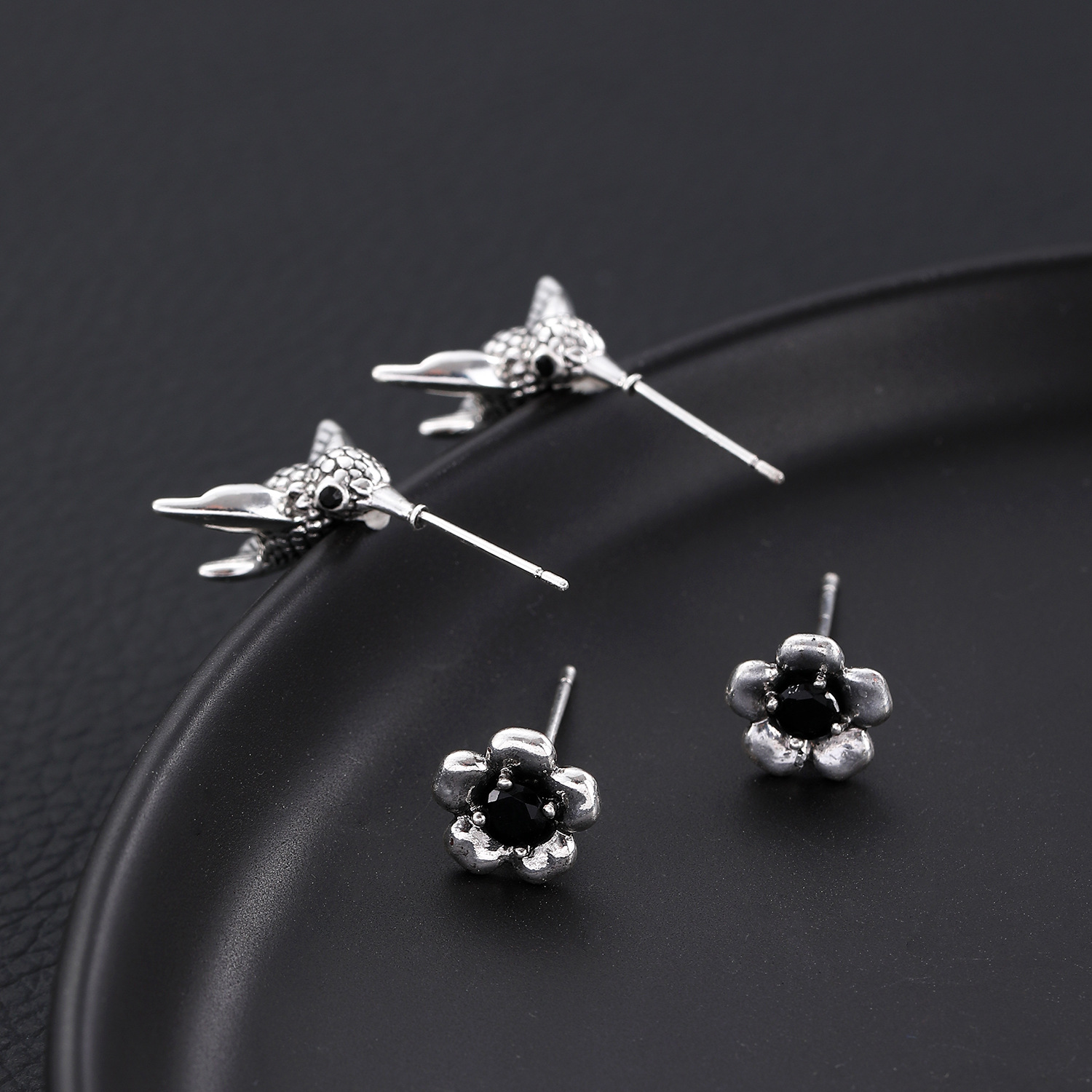 Wholesale of popular cross-border retro earrings from Europe and America with a sense of design, niche flower and bird stud earrings, and women's spring and summer hummingbird accessories Application Scenario