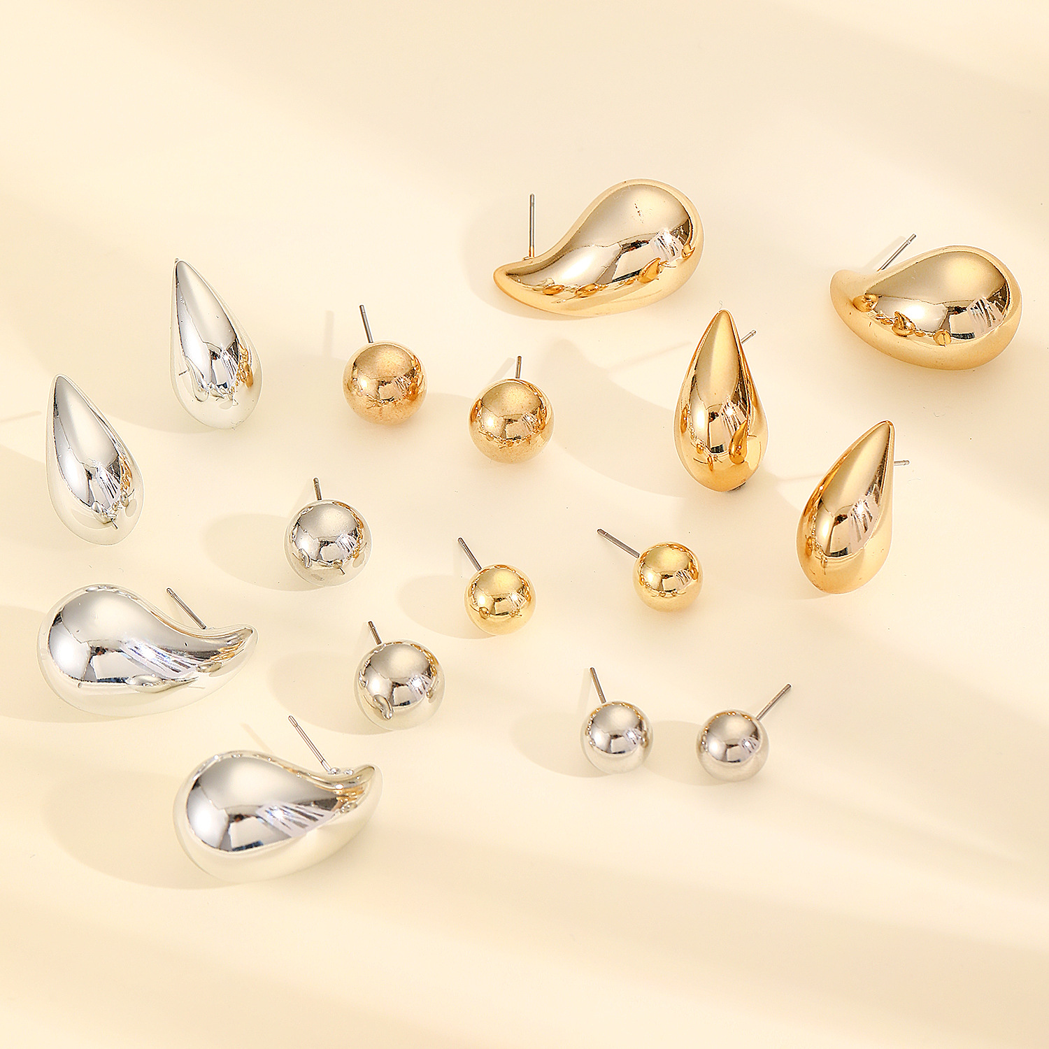 A new set of teardrop earrings from Europe and America, fashionable, simple and elegant, versatile. Teardrop double-sided stud earrings and Doudou earrings Application Scenario