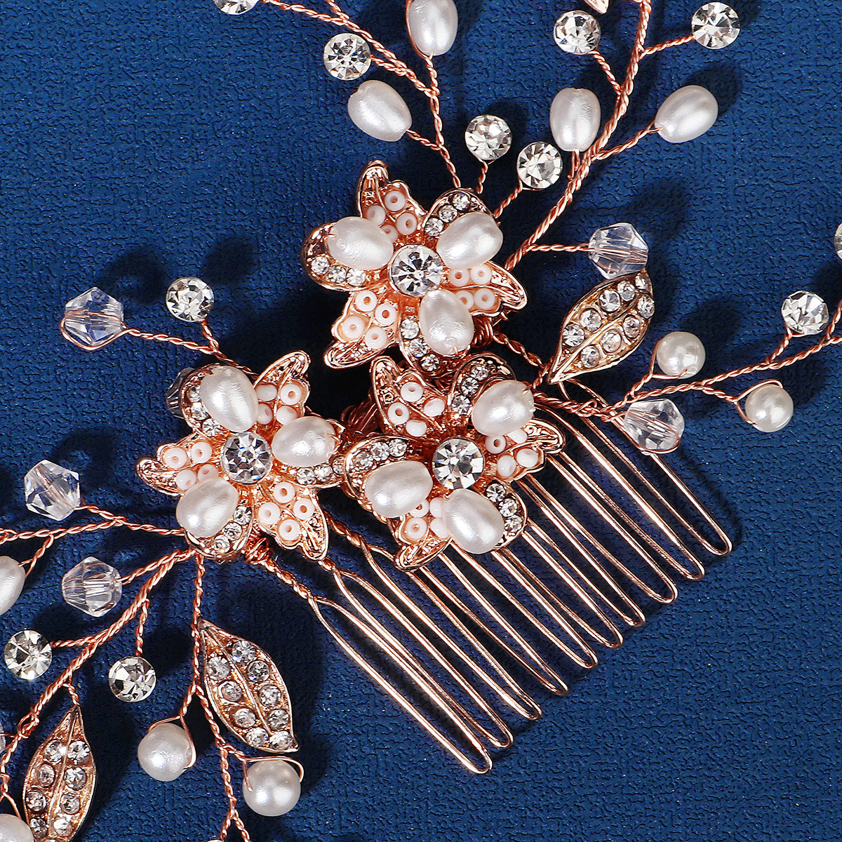 Korean-style wedding dresses, wedding gowns, bride accessories, simple makeup follow-up plates, hair and headwear, alloy rhinestone hair combs, handcrafted pearl combs Application Scenario
