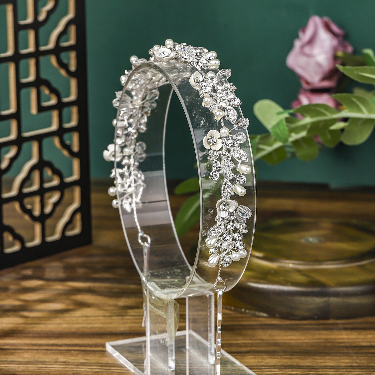 Wholesale of new European and American bride headwear, versatile alloy crystal hair bands and headbands, exquisite leaf and flower bride headbands Application Scenario