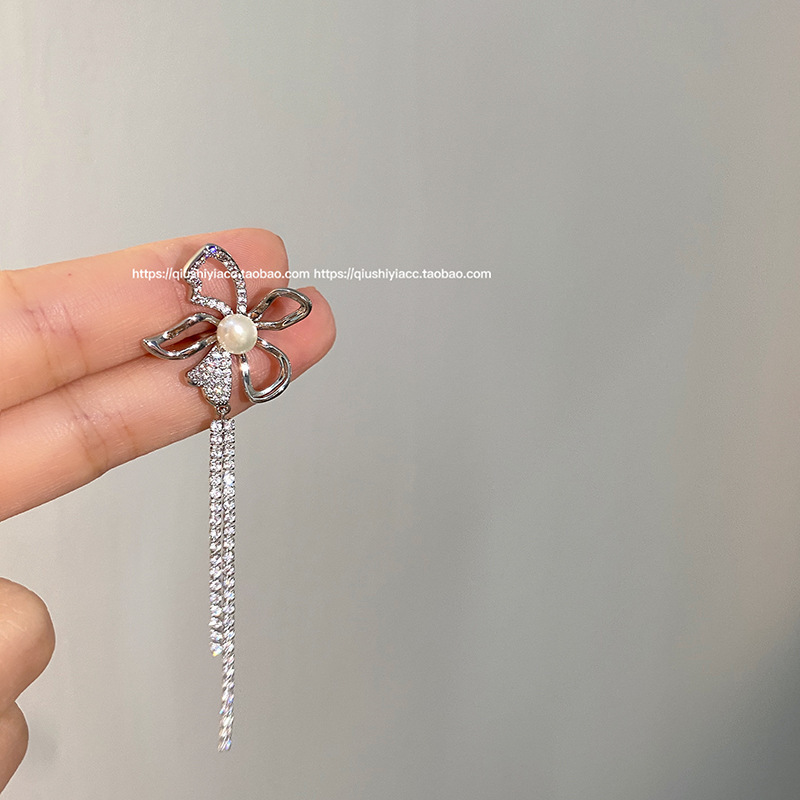 Sweet and cool style, niche design, noble flower, slightly inlaid with fine diamonds, hollowed-out flower tassels, ear bone clips, elegant, no ear piercings earrings Item Picture