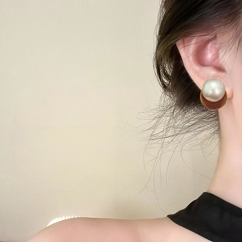 The new round pearl flocked stud earrings for women in 2025 are a hit in autumn and winter. They are elegant, niche and retro design earrings Specification drawing