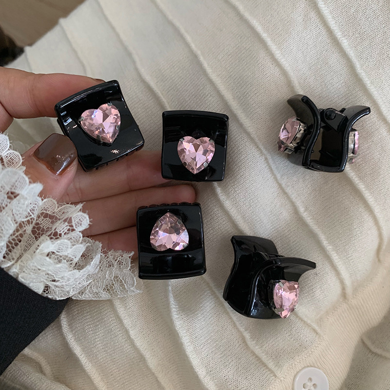 Pink heart-shaped water diamond hair clips, cute fringe seaside clips, new small duckbill clips from South Korea 2025, diamond-encrusted hair clips Application Scenario