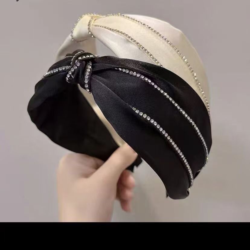 New Korean-style simple water diamond knotted wide-edge hairband, textured knotted headband, black and white hair tie, face wash hair band Application Scenario