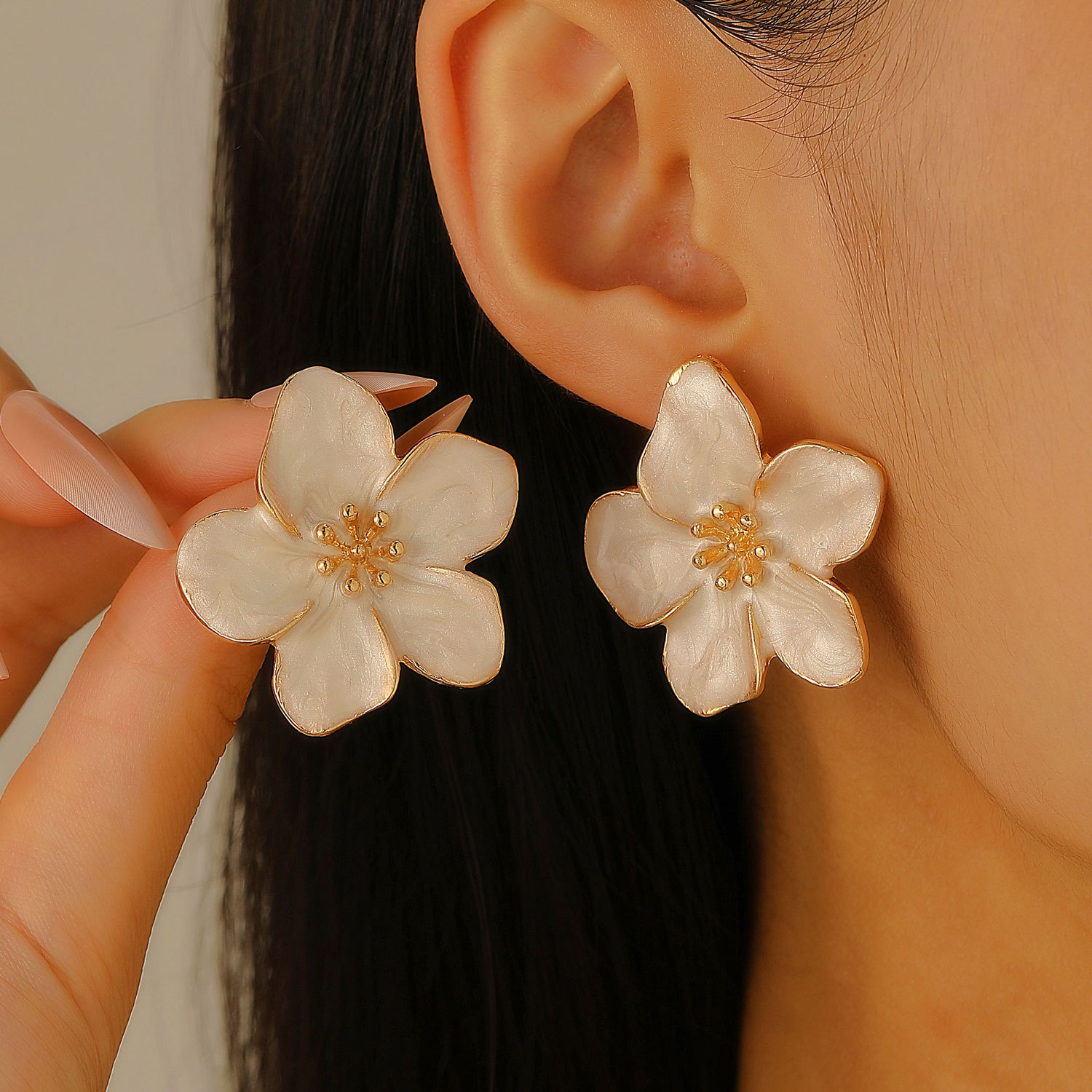 New European and American fashionable oil-dripping flower stud earrings for women, elegant and high-end, simple and elegant earrings, cross-border earrings wholesale details Picture