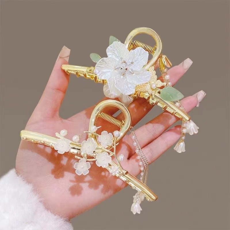 High-end camellia tassel hairpin for women, large Korean light luxury shark clip headpiece hairpin details Picture