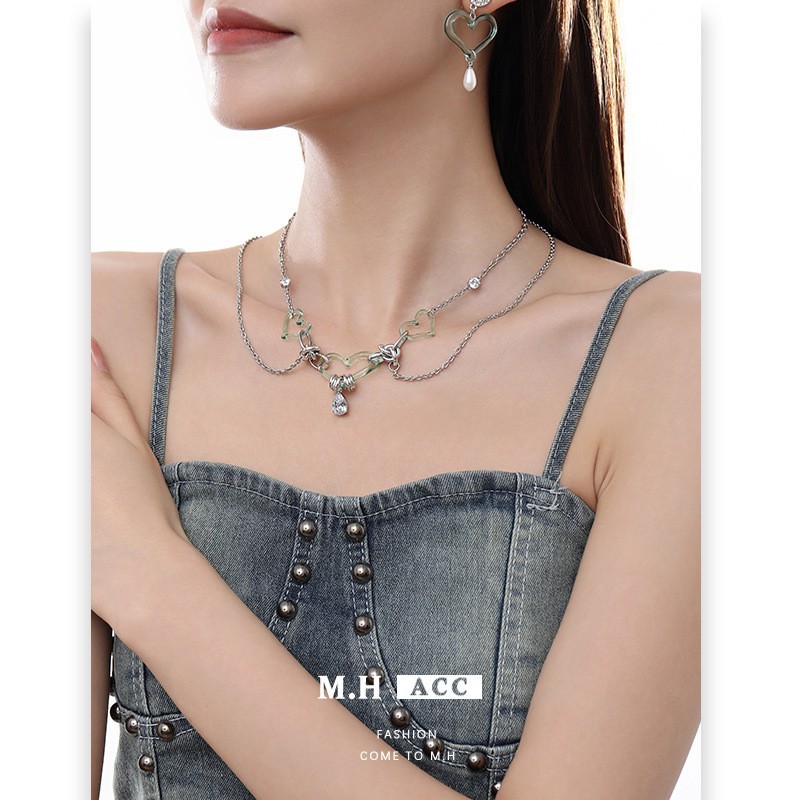 Original InS-style mint green heart-shaped necklace for women, a unique and high-end double-layer layering collarbone chain fashion accessory full figure