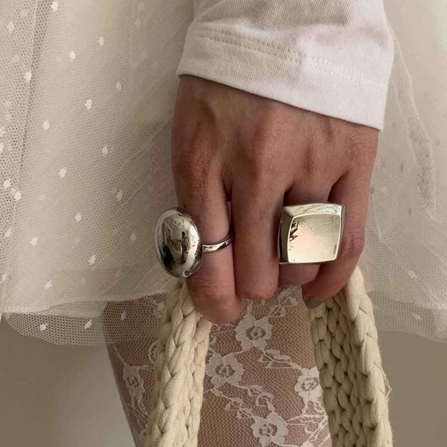 Korean-style exaggerated metal smooth ring, a niche design with a cold and aloof female style, exudes a sense of sophistication and is versatile. Square opening ring trend Application Scenario