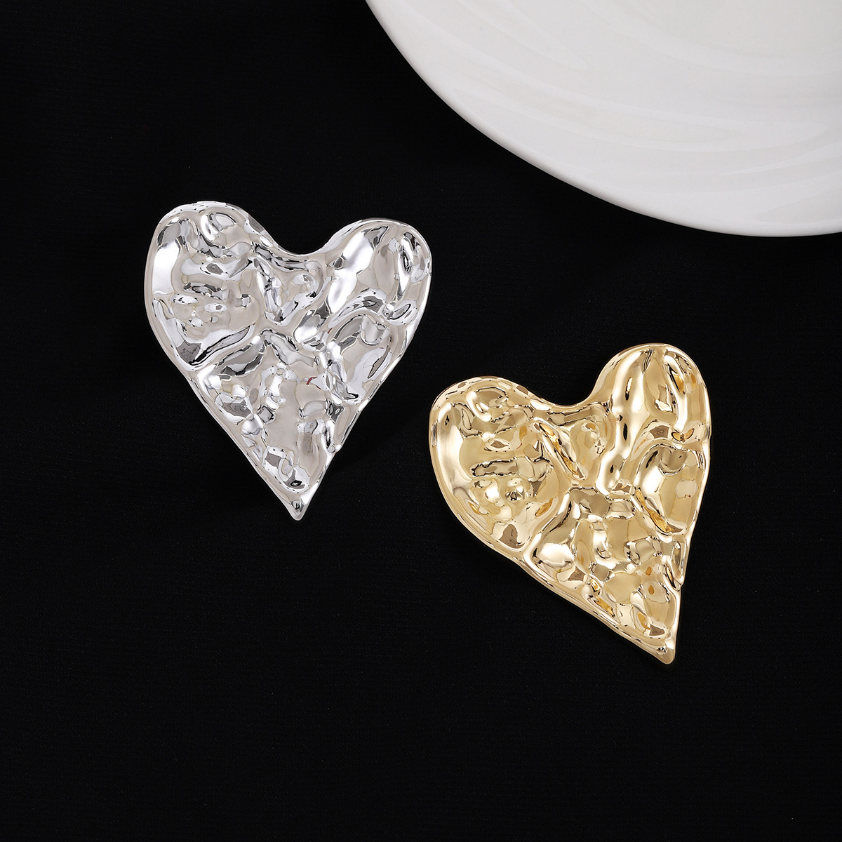 European and American retro irregular pleated heart-shaped brooch, with a light luxury and high-end feel, metallic style and fashionable temperament, brooch pin full figure