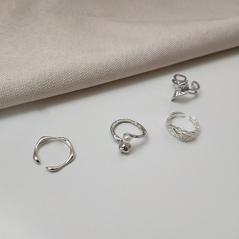 This is a minimalist European and American niche design ring with an adjustable opening. It features a cold and individualistic style for women and a sophisticated index finger ring details Picture