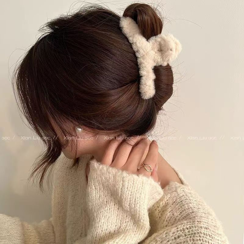 Extra-large, simple and versatile, fashionable plush hair clip for women with a lot of hair. Fluffy claw clip for the back of the head, updo shark clip details Picture